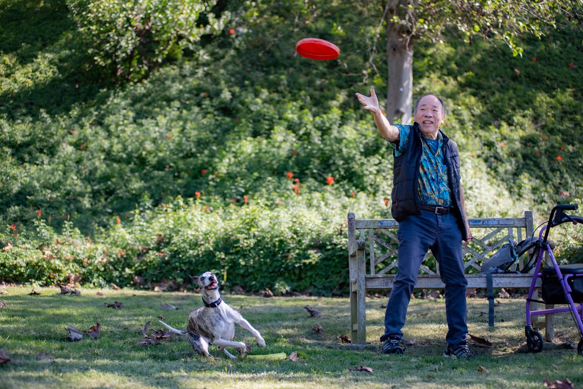 Ed-throwing-frisbee